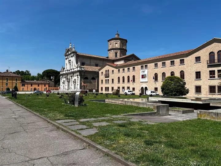 Ravenna, il MAR e la basilica di Santa Maria in Porto viste dal prato, a pochi minuti dal punto informazioni di Via di Roma
