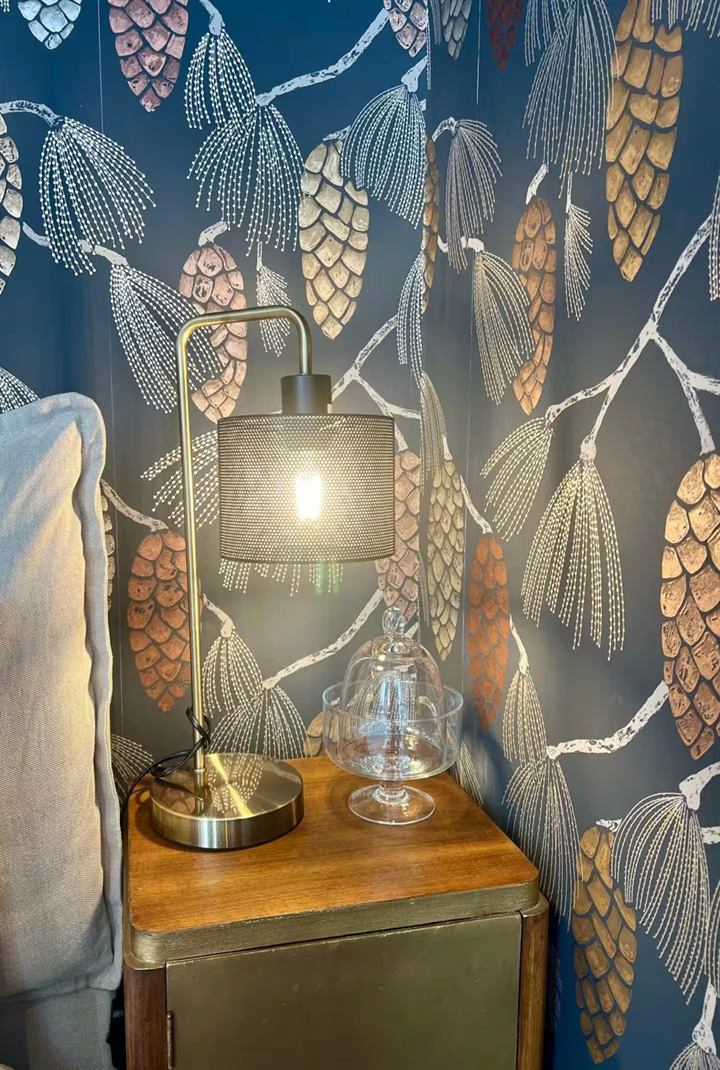 Comodino di Nido a Colori con lampada in ottone e campana di vetro, carta da parati a pigne